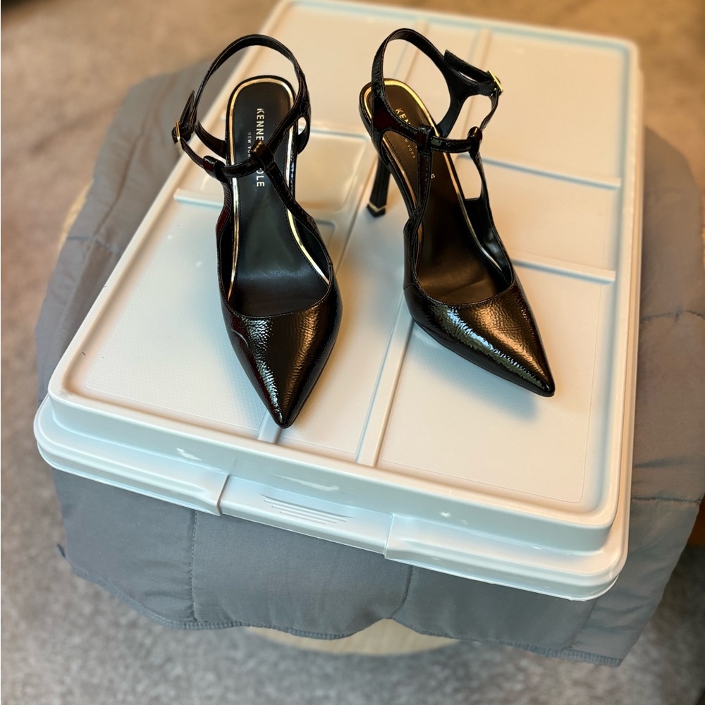 Kenneth Cole Black Patent Pointed T-Strap Heels